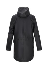 Juodas neperšlampamas kostiumėlis su kapišonu, tiesaus kirpimo, ilgos rankovės ir su surištu liemeniu, kad geriau priglustų. Lygus, blizgus paviršius.