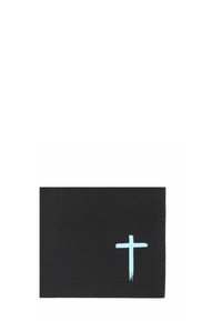 Coin de portefeuille noir avec une petite croix peinte en bleu pâle sur le côté inférieur droit sur fond blanc.