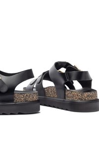Zwarte leren sandalen met kurken platform, open ontwerp, verstelbare banden en een gestructureerde rubberen zool. Accenten omvatten een goudkleurige gesp.