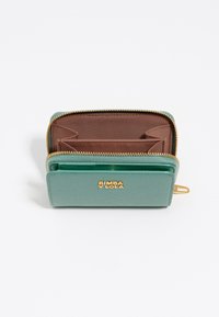 Portafoglio in pelle verde texture con zip dorata e logo del marchio, caratterizzato da un interno marrone con scomparti per carte e compartimenti per l'organizzazione.