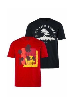 Zwei kurzärmelige T-Shirts, eines rot mit Palmensonnenuntergang und dem Schriftzug „Ibiza“, eines schwarz mit weißer Palme und dem Schriftzug „Island Vibes Surf Club“.
