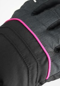 Gant en noir avec un extérieur texturé et une bande accentuée en rose. Détail de couture notable et ouvertures pour les doigts pour une meilleure prise.