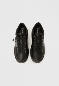 Μαύρα δερμάτινα sneakers με κορδόνια, στρογγυλερή μύτη, επενδεδυμένο γιακά και λεπτομέρεια λογότυπου στο πλάι. Ομαλή υφή με μινιμαλιστικό σχεδιασμό.