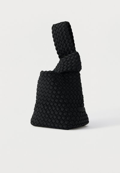 Υφασμένη μαύρη τσάντα χειρός με τριγωνικό σχήμα, με εμφανές χερούλι και λεία υφή. Διαθέτει ένα μικρό λογότυπο στο πλάι.