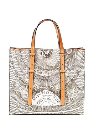Borsa a tracolla realizzata in tessuto beige con intricati motivi marroni e testo. Presenta due manici in pelle color nocciola e sei borchie metalliche lungo le cinghie.
