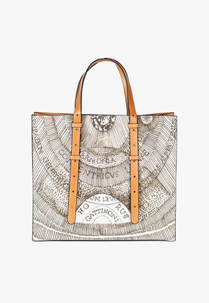 Torba na ramię wykonana z beżowego materiału z brązowymi skomplikowanymi wzorami i tekstem. Posiada dwie jasnobrązowe skórzane uchwyty oraz sześć metalowych ćwieków wzdłuż pasków.