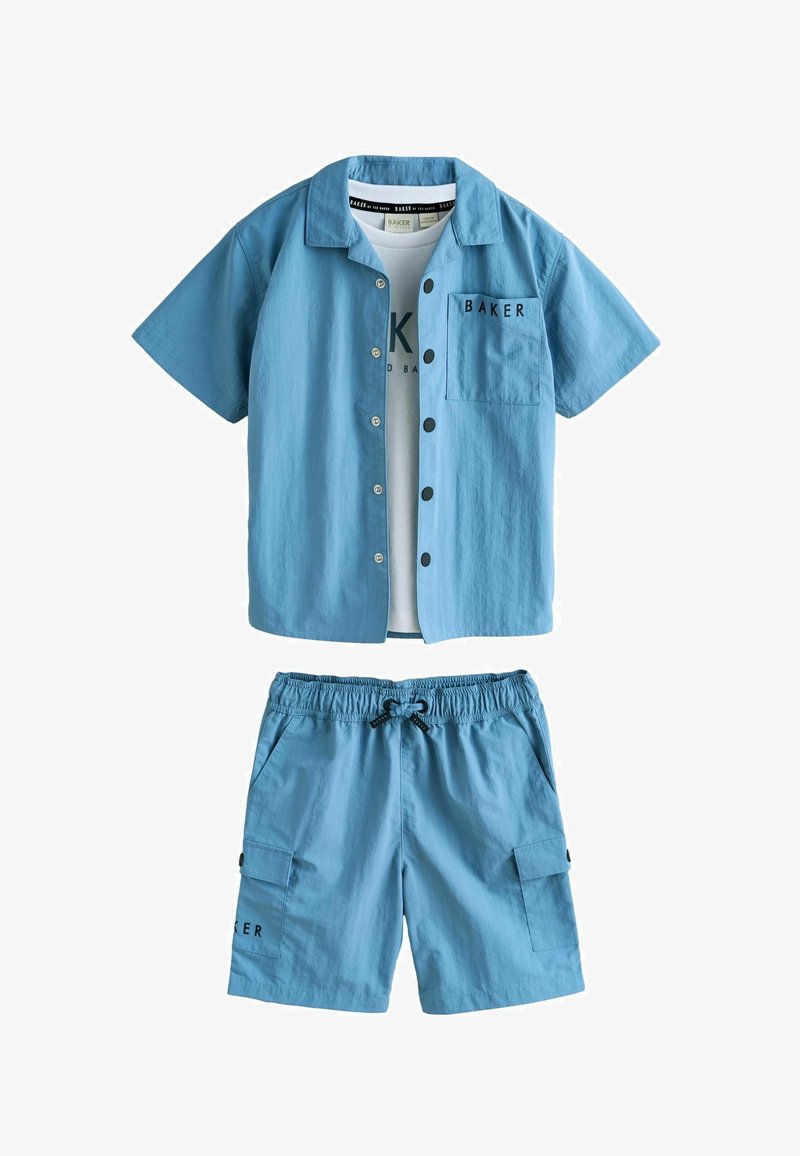 Niebieska koszula na krótki rękaw na guziki na białym, z nadrukiem t-shircie oraz dopasowane niebieskie szorty ze sznurkiem w talii, z bocznymi kieszeniami i czarnym napisem "BAKER".