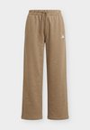 ESSENTIALS SMALL LOGO FEEL COZY OPEN HEM PANTS - Долнище на анцуг - khaki six/white