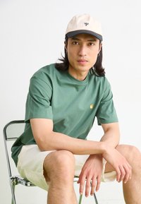 Carhartt WIP CHASE - Basic T-shirt - duck green/gold