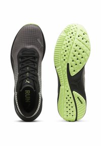 Juodi bėgimo batai su tekstūruota pilka viršutine dalimi, žaliais akcentais ir raštuotu padu, skirtu sukibimui ir ilgaamžiškumui.