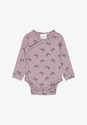 Body bébé mauve à manches longues avec motifs de nœuds noirs, fermetures pression devant et en bas, et un col style cache-cœur.