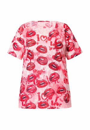 Korte mouwen, V-hals T-shirt in roze stof met rode lippen en hartontwerpen, met een iets lose pasvorm en een gladde textuur.