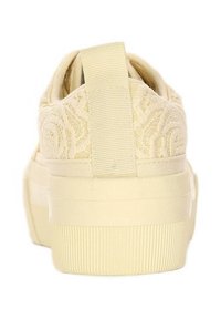 Sneakers na sznurówki z miękkim, teksturowanym kremowym wierzchem, z wzorowanym designem i pętlą na pięcie. Gumowa podeszwa z rowkami.