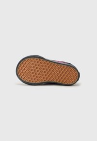 Semelle de chaussure avec une surface en caoutchouc brun texturé, dotée d'un motif en losange et de bords noirs, conçue pour l'adhérence et la durabilité.