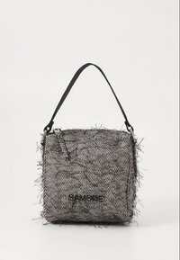 Taška s vzorem pepita, jež má texturovaný černobílý úplet, třásně na okrajích a černý ramenní popruh. Logo je zobrazeno na přední straně.