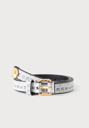 Ceinture blanche avec des marques de mesure noires semblables à un ruban à mesurer et une boucle dorée gravée Moschino.