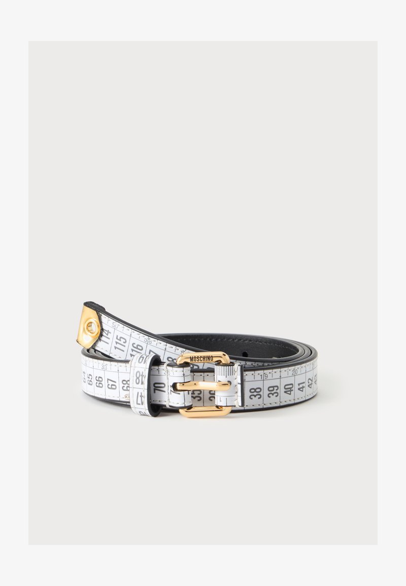 Ceinture blanche avec des marques de mesure noires semblables à un ruban à mesurer et une boucle dorée gravée Moschino.