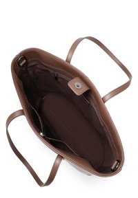 Sac en cuir brun, intérieur spacieux avec une poche zippée et deux poches latérales, texture lisse, sangles en cuir réglables.