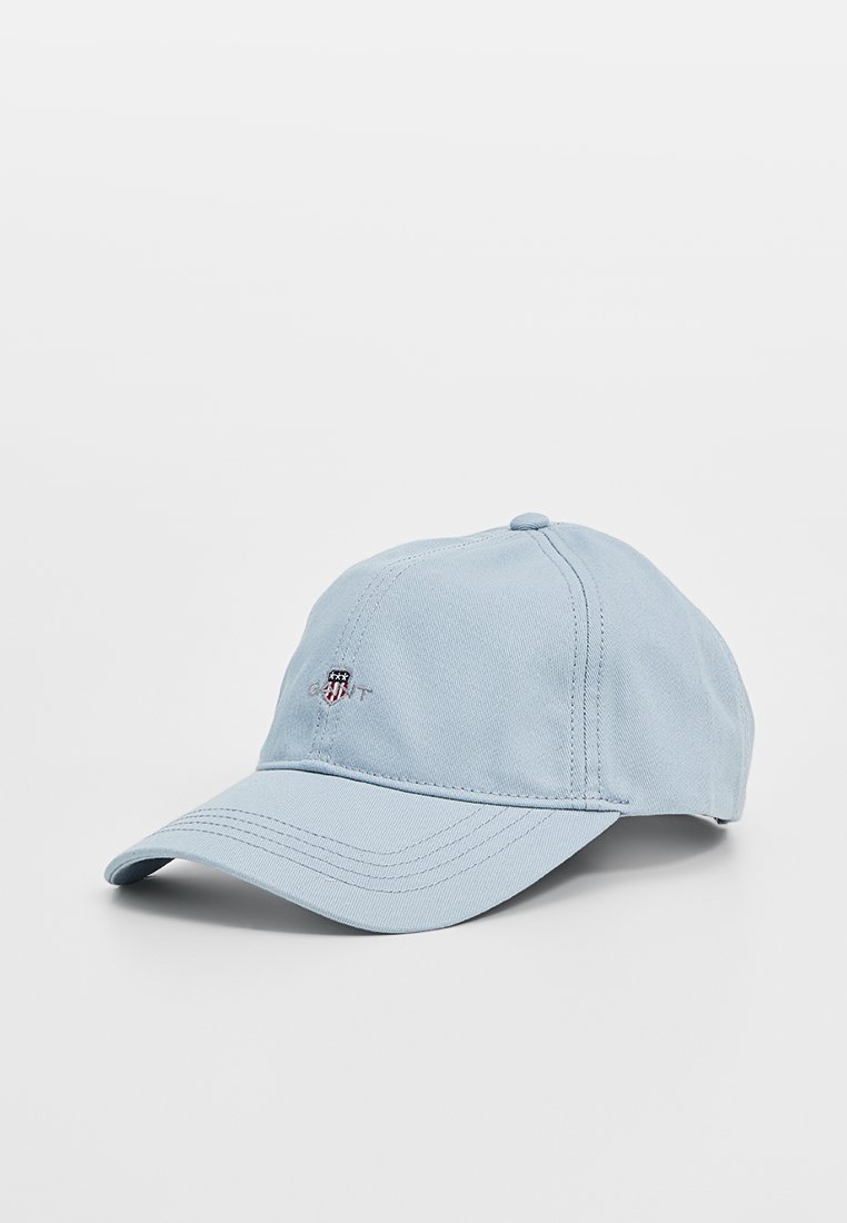 Lichtblauwe katoenen baseballcap met zes panelen, gebogen klep en een klein geborduurd logo op de voorkant. Voorzien van contrasterende stiksels.