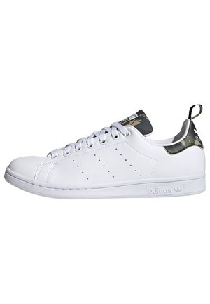 Biały tenis Adidas Stan Smith z detalami kamuflażu na zapiętku i języku, z zapięciem na sznurówki i perforowanymi bocznymi paskami.