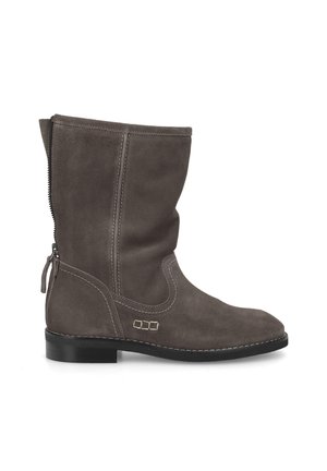 Botte mi-haute en suède gris foncé avec fermeture éclair latérale, petit talon et couture décorative sur la semelle et la tige en cuir lisse.