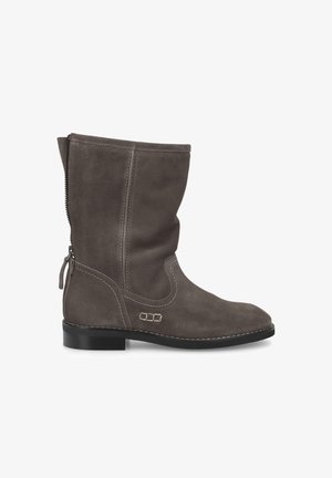 Botte mi-haute en suède gris foncé avec fermeture éclair latérale, petit talon et couture décorative sur la semelle et la tige en cuir lisse.