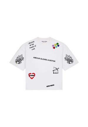 Weißes T-Shirt mit schwarzem Text und kleinen bunten Symbolen, darunter Würfel mit Flammen, Herzen, Smiley-Gesichter und Phrasen wie "I believe in the power of love."
