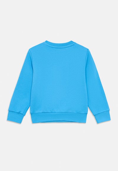 Ανοιχτό μπλε φούτερ με μακριά μανίκια, στρογγυλή λαιμόκοψη, ριμπ μανσέτες και τελείωμα, βαμβακερό μείγμα, λεία υφή, απλός σχεδιασμός, χωρίς ορατά σχέδια ή διακοσμητικά.