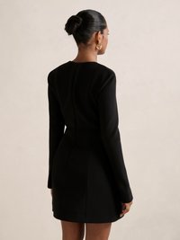 Schwarzes langärmliges Kleid mit figurbetonter Silhouette, aus glattem Material gefertigt, mit einem Reißverschluss hinten und minimalen Nähten für einen eleganten Look.