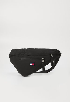 Schwarze Nylon-Hüfttasche in dreieckiger Form, ausgestattet mit einer vorderen Reißverschlusstasche, einem verstellbaren Tragegurt und einem Markenzeichen mit rot, weiß und blauen Akzenten.