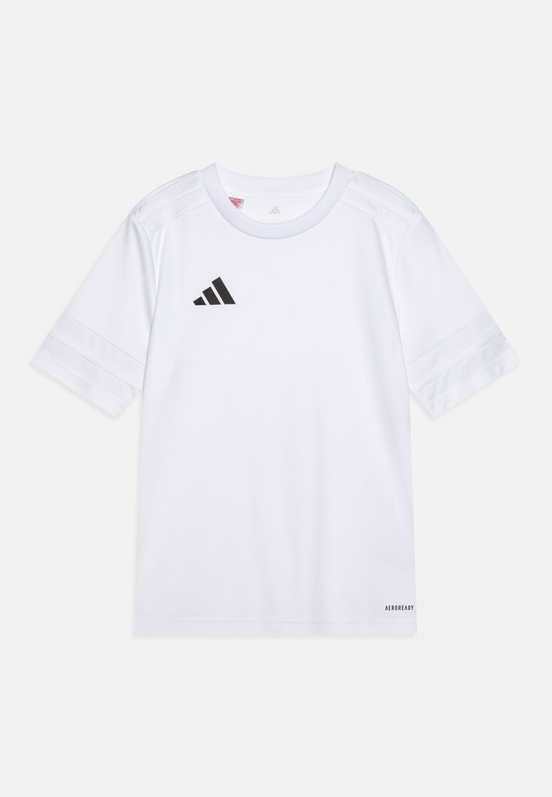 T-shirt de sport à manches courtes blanches en tissu évacuant l'humidité. Présente un logo noir à trois bandes sur la poitrine et le texte "AEROREADY" à l'ourlet.