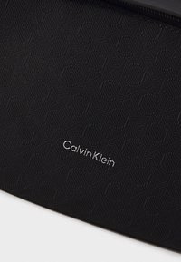 Calvin Klein MUST WAISTBAG  - Jostas soma - black