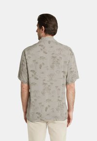 Camicia a maniche corte di colore grigio chiaro con un motivo a tema naturale, caratterizzato da palme e oggetti da spiaggia, realizzata in un tessuto liscio e traspirante.