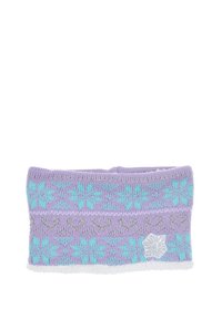 Gebreide haarband in lavendel met een teal sneeuwvlokken- en hartpatroon. Voorzien van een witte faux fur voering en een decoratief logo label.