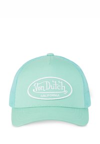 Gorra trucker azul claro hecha de tela y malla, con un logo blanco bordado que dice "Von Dutch CALIFORNIA" en la parte delantera.