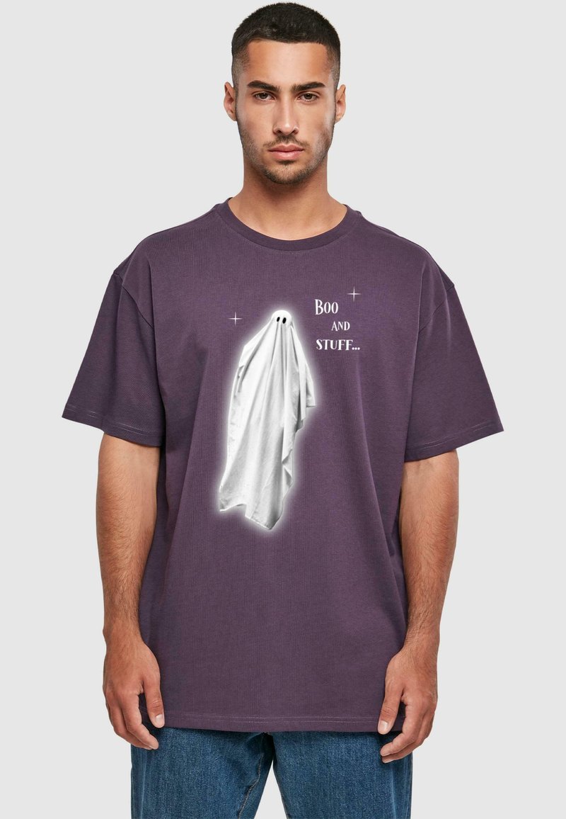 Lila Baumwoll-T-Shirt mit einem weißen Gespenst-Grafik und schwarzen Augen, begleitet von dem Text "Boo und Sachen..." in verspielter Schrift.