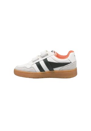 Zapatilla blanca con rayas negras, forro interior naranja, dos tiras de velcro y una suela de goma marrón claro, mostrada de perfil.