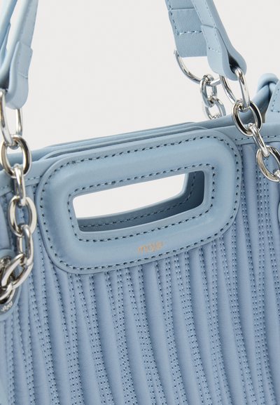 Τσάντα χειρός από δέρμα σε ανοιχτό μπλε χρώμα με ραβδωτή υφή, ορθογώνιες ανοίγματα, ασημένιο εξοπλισμό και λογότυπο της μάρκας σε χρυσό. Διαθέτει διπλές λαβές.