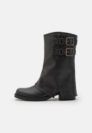 - Kowbojki i obuwie motocyklowe