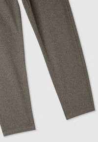 Szare, plecione spodnie o gładkiej teksturze, prostym kroju i starannie wykończonych detalach szwów wzdłuż nogawek, wyeksponowane na jasnym tle.