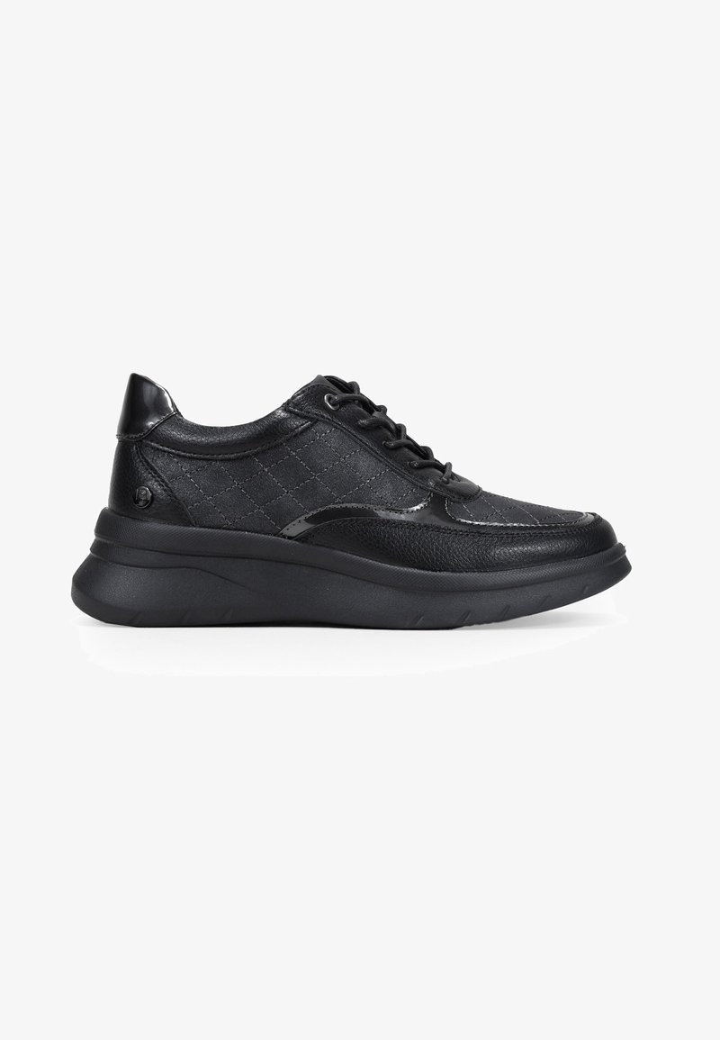 Zapatillas de cuero negro con textura acolchada, puntera redonda, suela plana y diseño de cordones. Presentan acentos brillantes y un cuello acolchado.