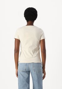 Guess SS CN ICON  - T-shirts med print - pearl oyster