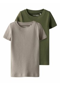 To korteærmede t-shirts; en olivengrøn og en lys beige. Ribbet tekstur, rund hals og ensartet design. Ingen synlige logoer eller mønstre.
