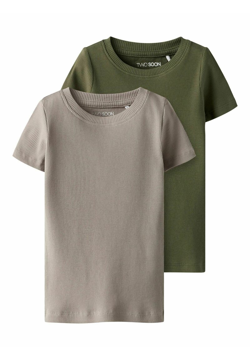 To korteærmede t-shirts; en olivengrøn og en lys beige. Ribbet tekstur, rund hals og ensartet design. Ingen synlige logoer eller mønstre.