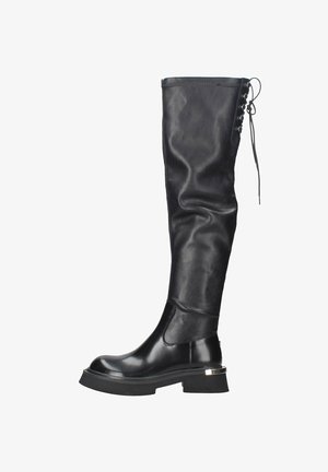 Stivale in pelle nera alto fino al ginocchio con un design elegante, texture liscia, punta arrotondata, suola a piattaforma bassa e lacci decorativi laterali.
