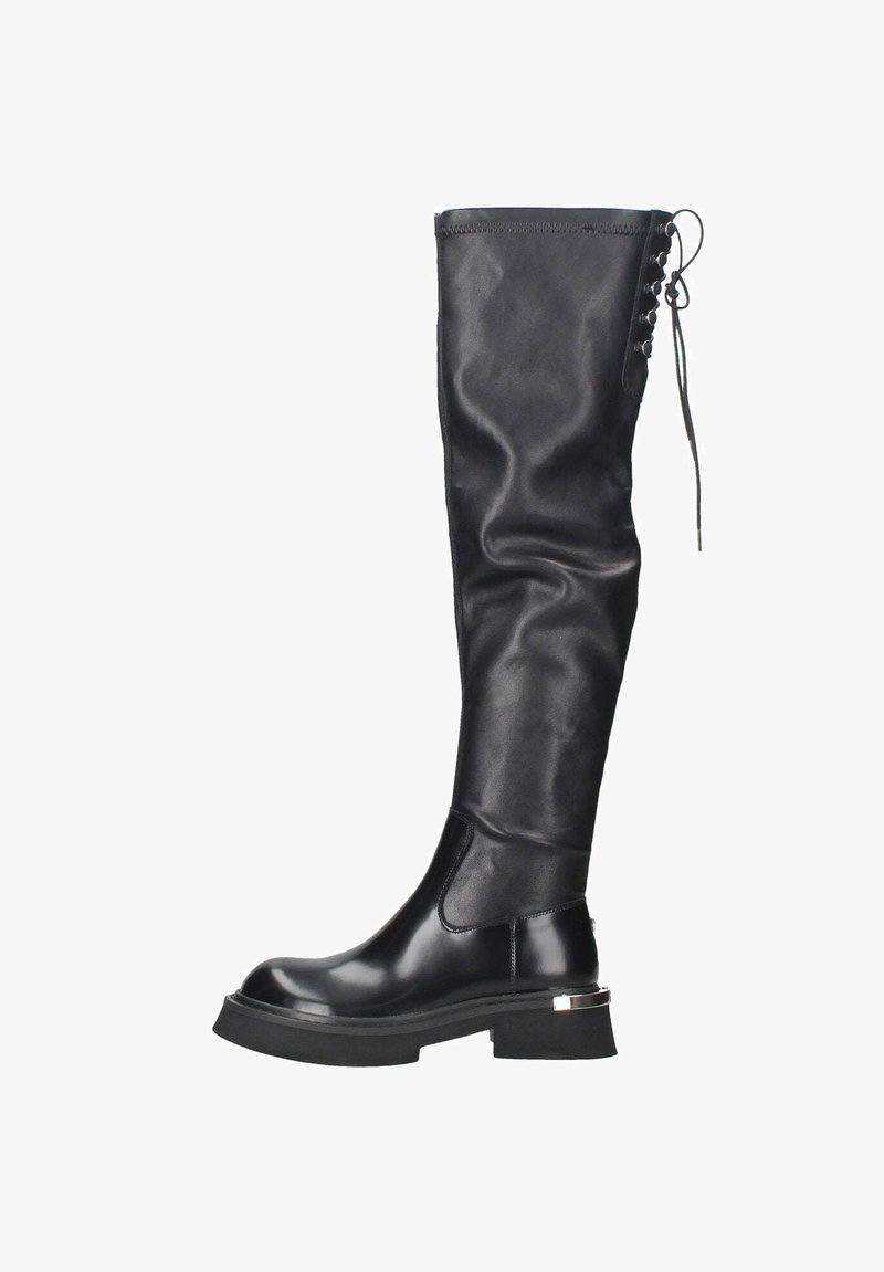 Stivale in pelle nera alto fino al ginocchio con un design elegante, texture liscia, punta arrotondata, suola a piattaforma bassa e lacci decorativi laterali.