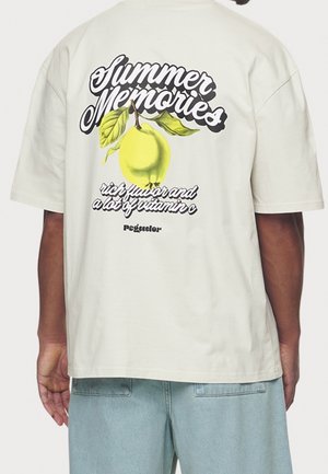 Back of beige shirt with "Summer Memories" text, illustration of a yellow quince with leaves, and additional text about flavor and vitamin C.