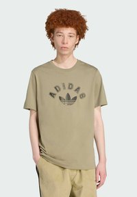 adidas Originals REGULAR - Triko s potiskem - orbit green