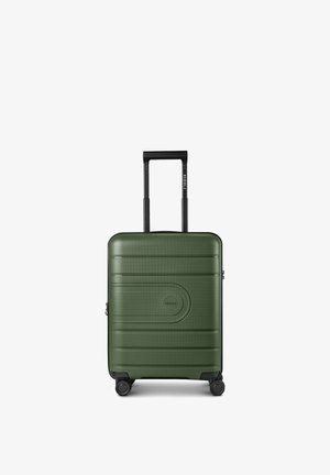 Valise rigide verte avec quatre roues et poignée télescopique noire étendue sur fond blanc.