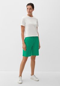 s.Oliver REGULAR BERMUDA - Shorts - grün